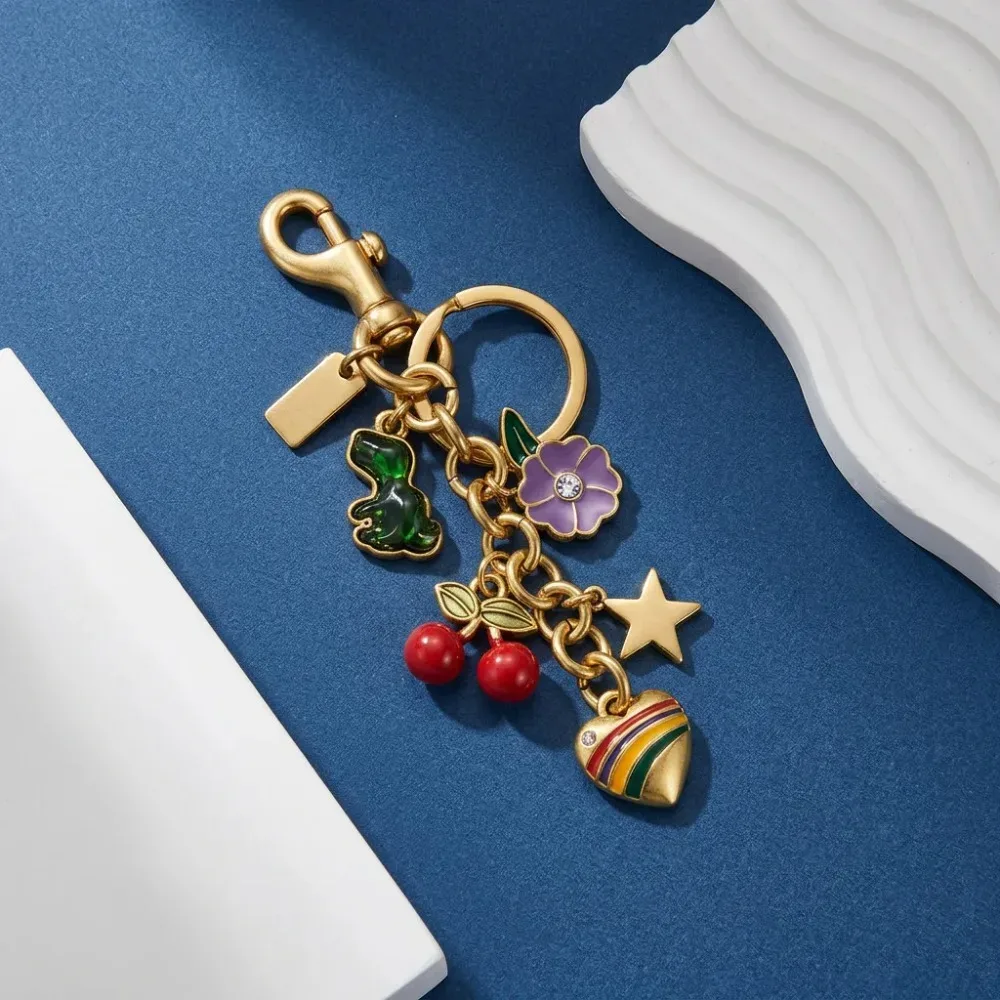 pince clé ornements charmes cerise fleur étoile cœur arc ciel métal doré marron rose décoration sac main porte clés accessoire voyage