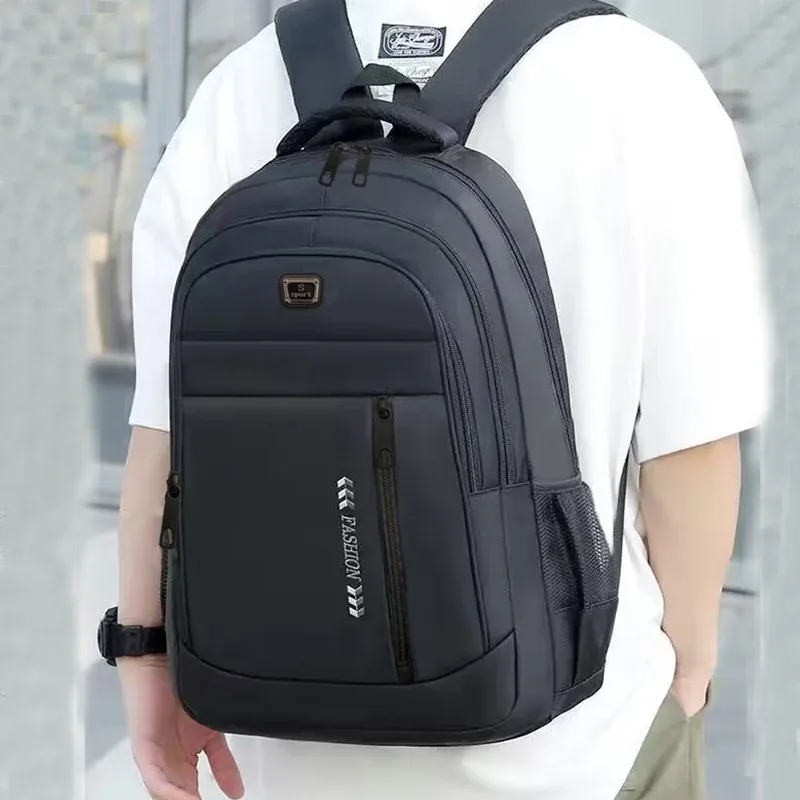 sac dos nylon noir accents orange motif flèches blanc bande latérale compartiments ordinateur grande capacité usage voyage