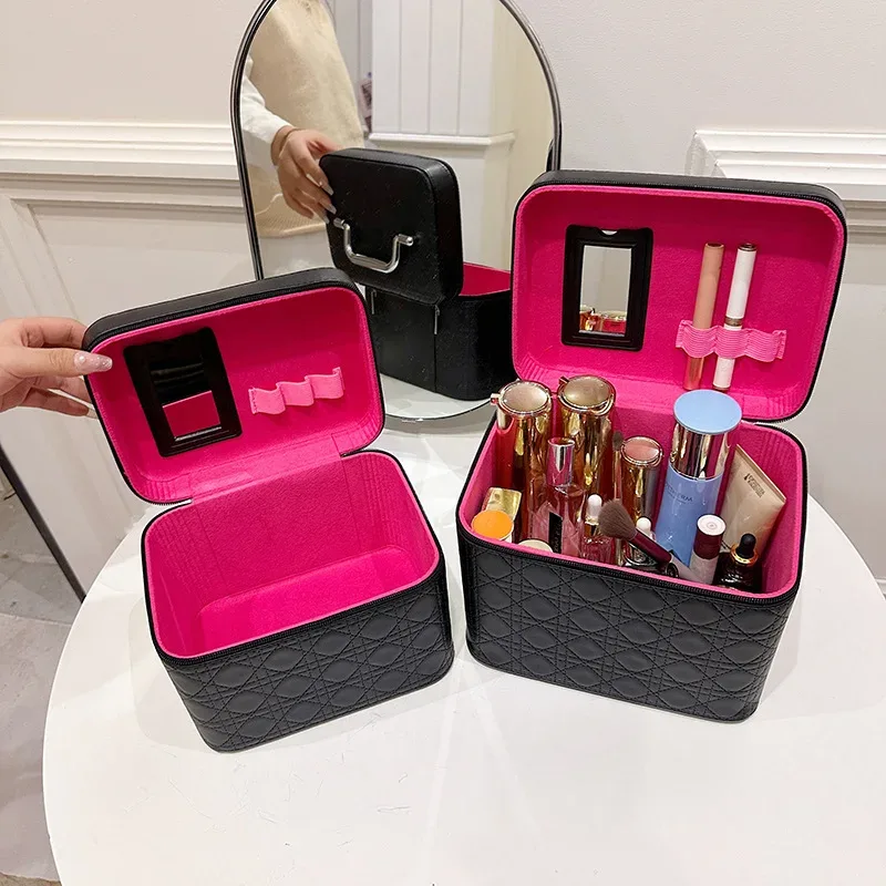 nouvelle trousse de maquillage grande capacité 2026 en couleur unie avec broderie, boîte de rangement cosmétique pour demoiselles d'honneur et usage domestique en matière pu