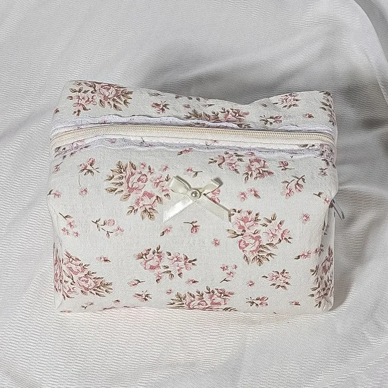 trousse de maquillage élégante en dentelle blanche, pochette cosmétique de mariée matelassée avec nœud brodé floral, cosmétique cadeau de toilette de voyage pour femmes