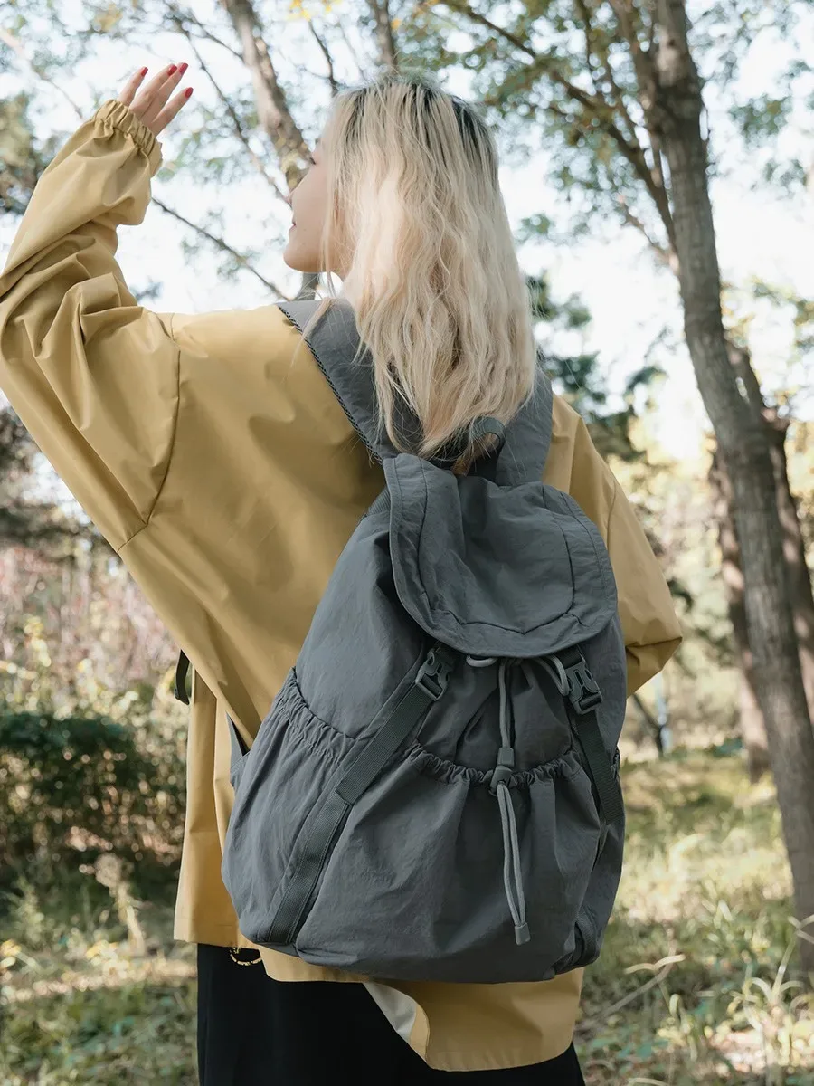Sac à dos décontracté à cordon de serrage pour femmes, sac à dos plissé léger de grande capacité pour les voyages en plein air, 2025