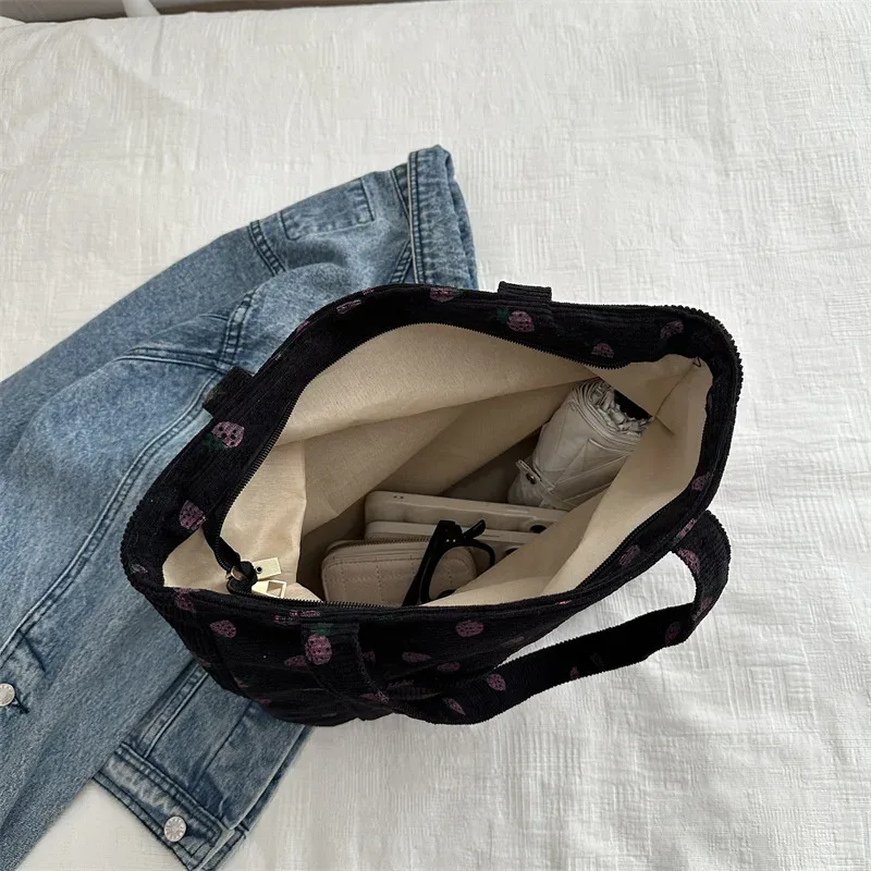 sac à main en velours côtelé pour femmes, sac de plage aux fraises, sac à bandoulière polyvalent à la mode, grande capacité, fourre-tout simple pour les déplacements