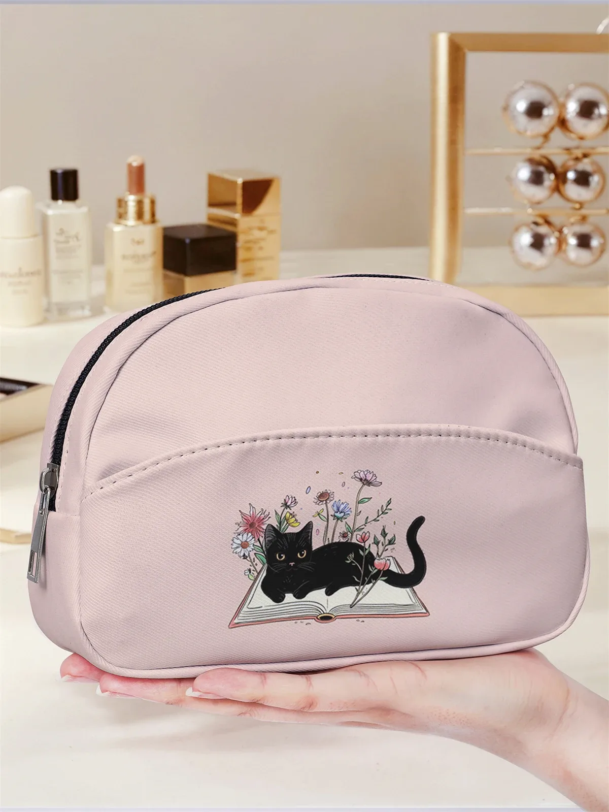 trousse de maquillage art nouveau à motif floral blanc et chat noir, avec fermeture éclair, pour le rangement des articles de toilette en voyage.