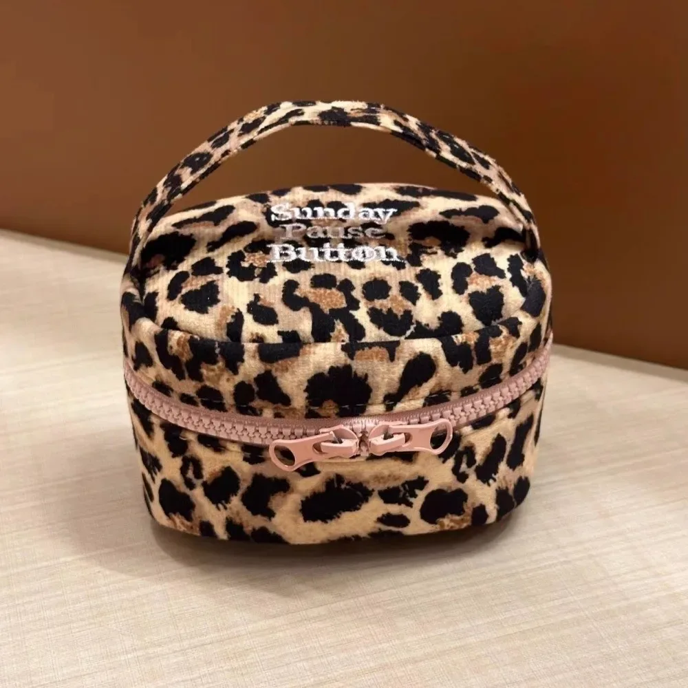 trousse polyester léopard beige imprimé animaux velours marron fermeture glissière rose poignée transport voyage