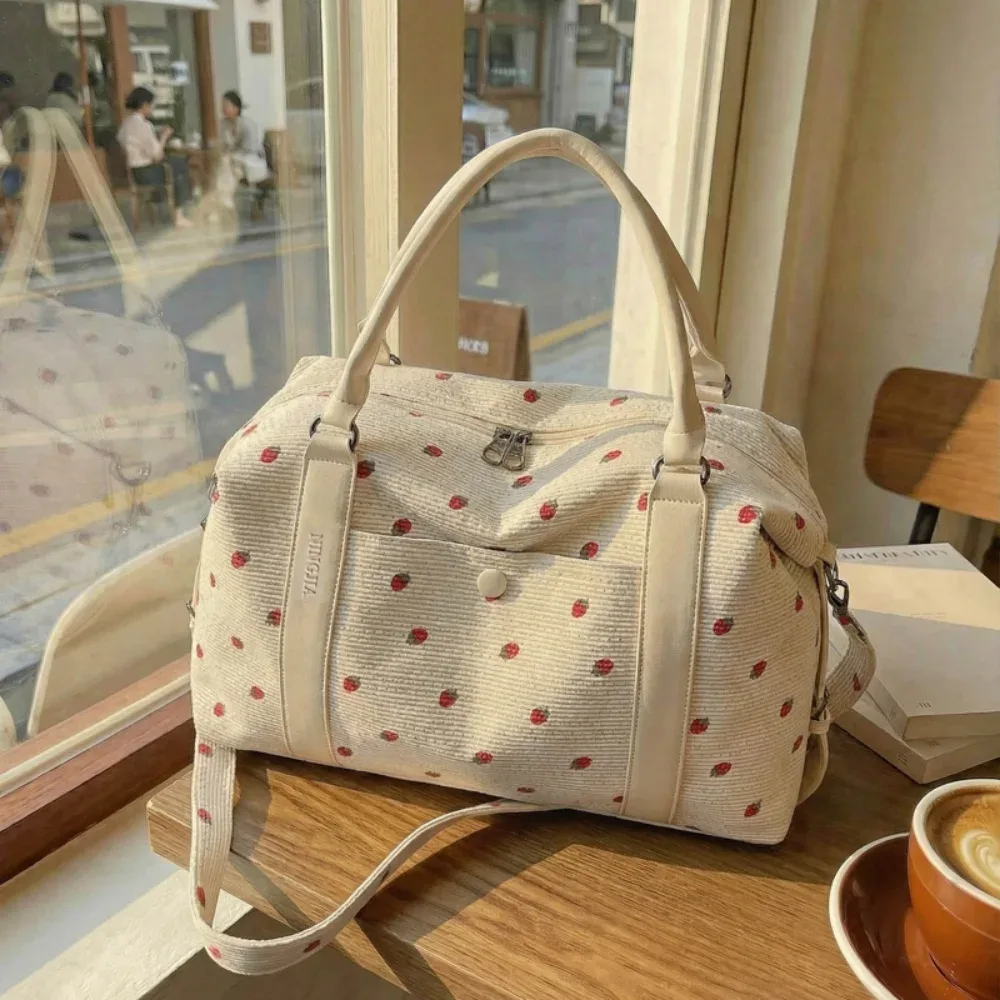 sac de voyage en velours côtelé imprimé fraises pour femme, grande capacité, avec compartiment humide/sec, idéal pour le week-end, le sport ou les vacances