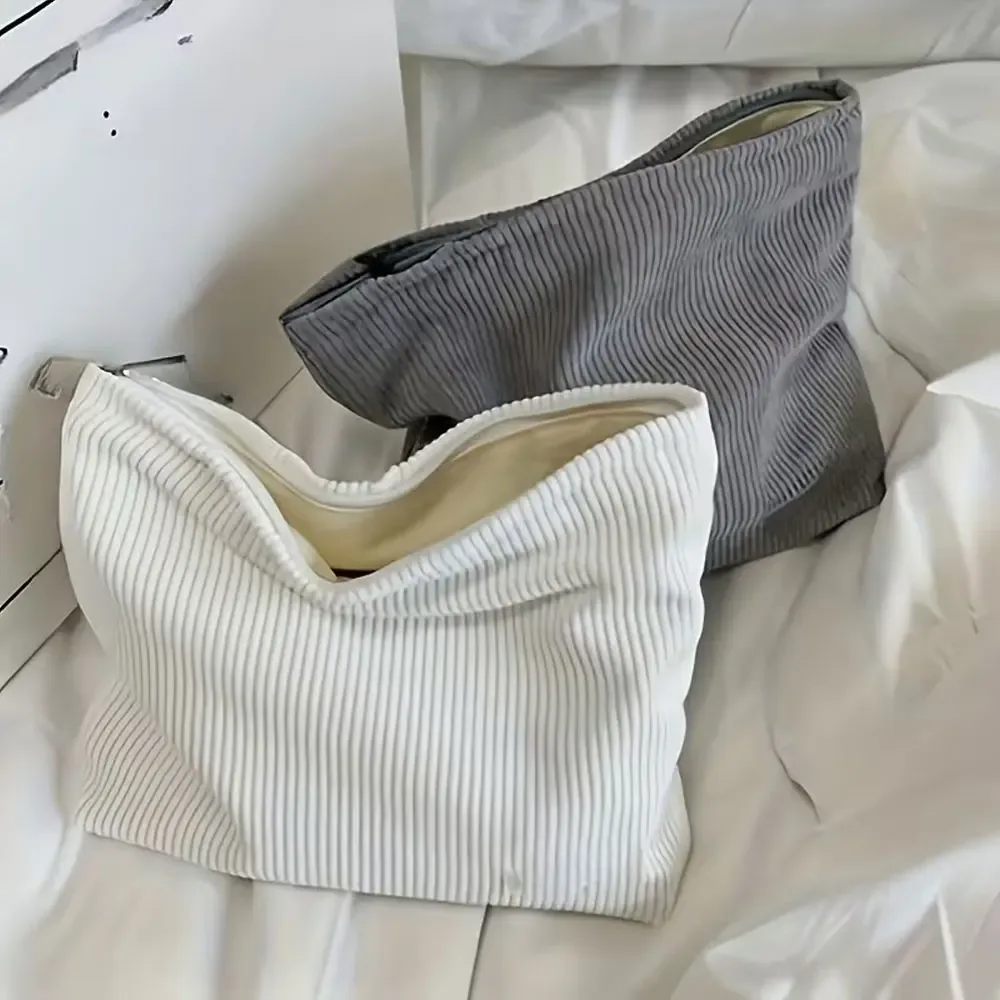 sac de maquillage et pochette de rangement en velours côtelé de grande capacité pour femme - fermeture éclair robuste, disponible en rose/vert, adapté à un usage quotidien, aux voyages d'affaires, sac de toilette et de maquillage léger pour les voyages, accessoires en métal doré