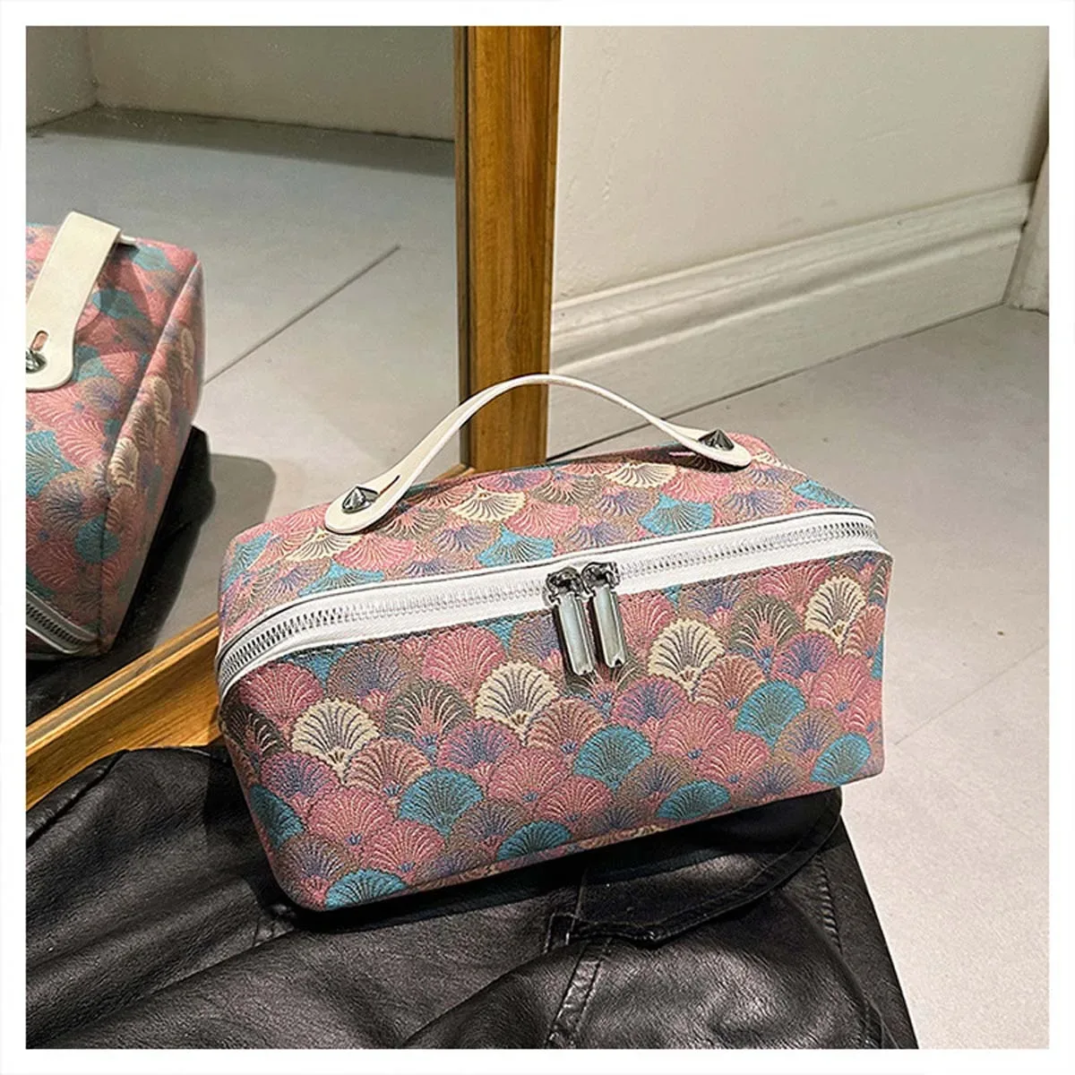 nouveau sac à cosmétiques à la mode, sac de rangement portable et polyvalent de voyage, sac de toilette imprimé rétro haut de gamme de grande capacité