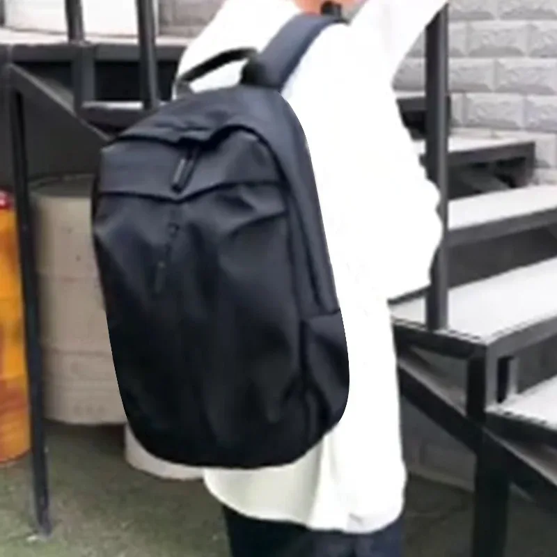 sacs à dos à double épaule de grande capacité pour hommes et femmes, idéaux pour les trajets quotidiens, les ordinateurs portables, les affaires et les besoins scolaires.