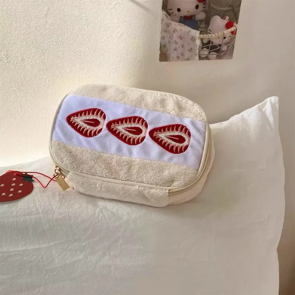 nouvelle trousse de maquillage brodée fraise avec doublure à carreaux, pochette cosmétique portable, sac brodé mignon de style coréen pour le voyage