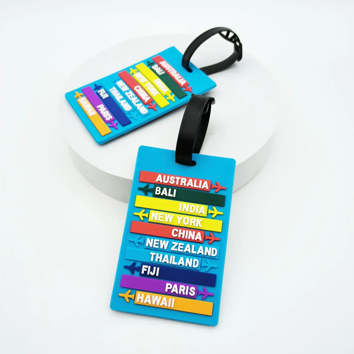 étiquette bagage caoutchouc motif pays lignes colorées lettres blanches fond couleur voyage identité valise nom adresse