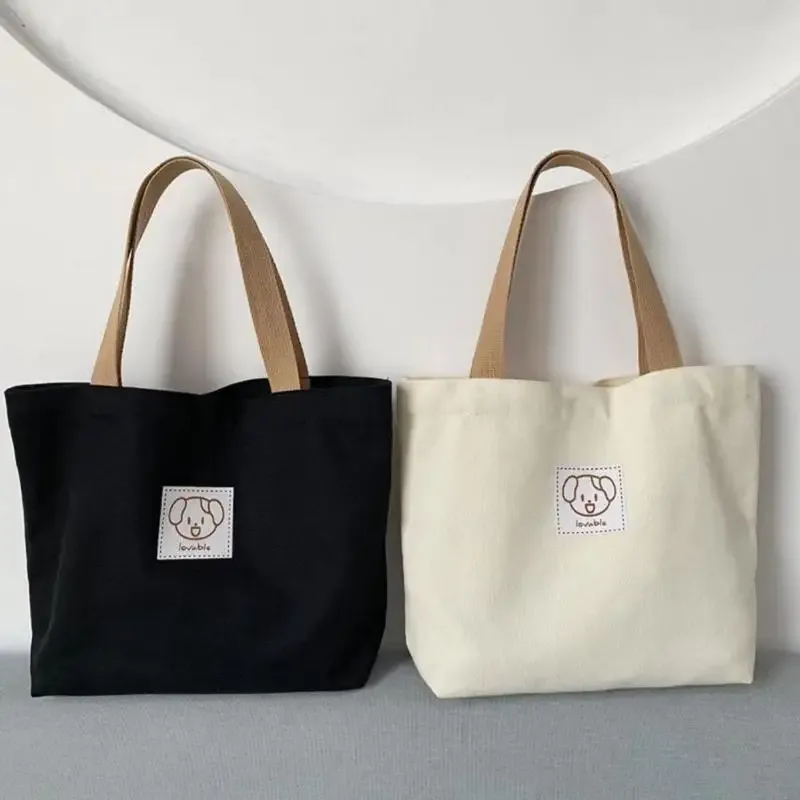 les sacs fourre-tout en toile et les sacs bandoulière en toile sont parfaits pour transporter des fournitures scolaires ou pour les voyages.