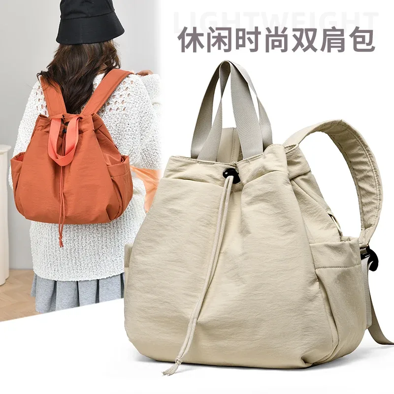 sac dos nylon beige orange jaune femelle trapézoïdale poignée amovible poches boutons glissière latérale voyage