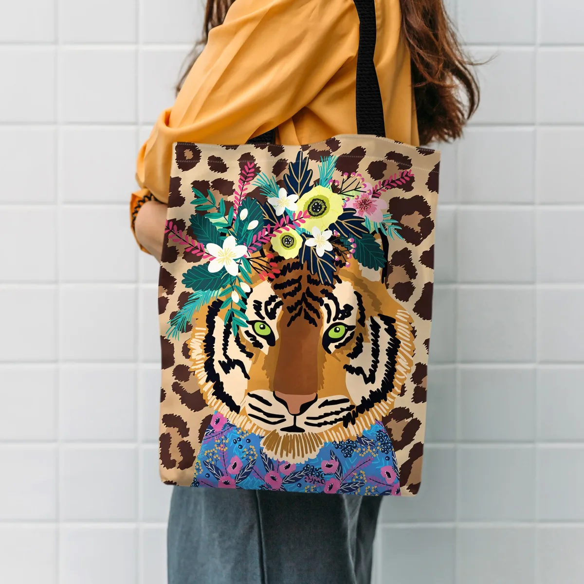 sac fourre-tout avec illustration d'un tigre portant une couronne sur un fond imprimé léopard, parfait pour le shopping, 1 pièce