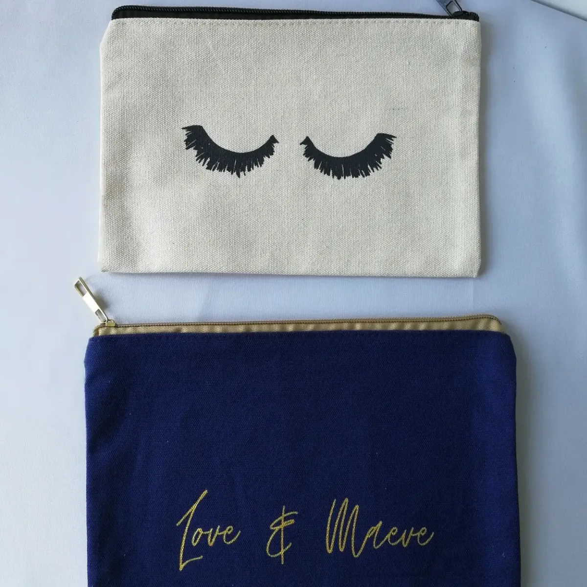 trousse toilette tissu coton blanc logo imprimé format rectangulaire fermeture éclair usage voyage maquillage cosmétiques