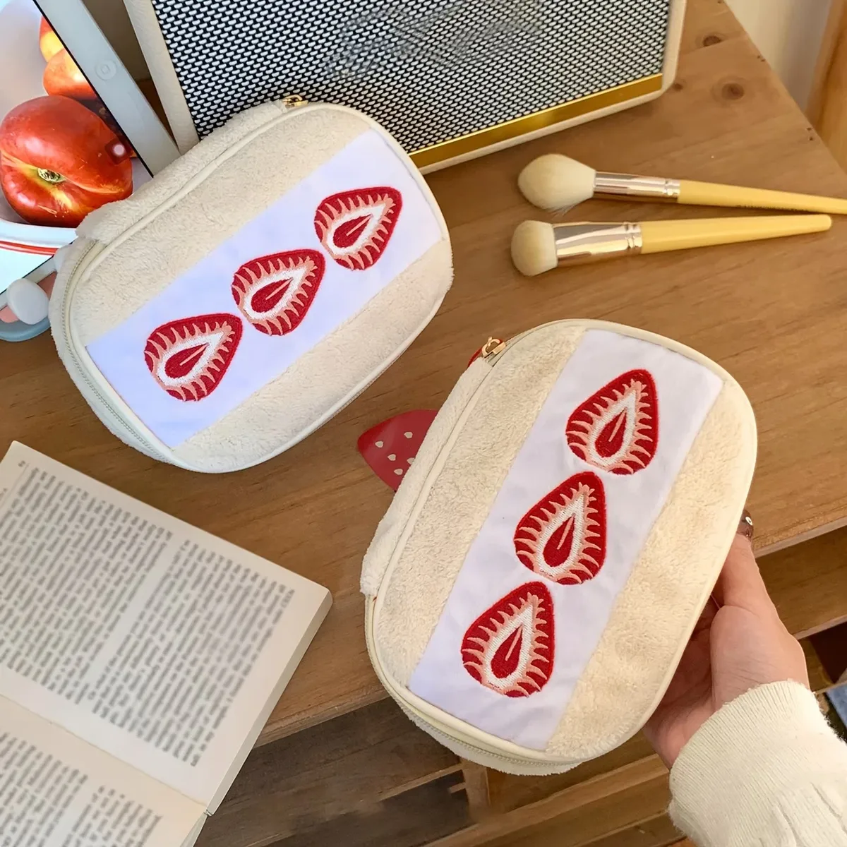 1 pièce trousse de maquillage brodée fraise avec doublure à carreaux, pochette cosmétique portable, sac brodé mignon de style coréen pour le voyage