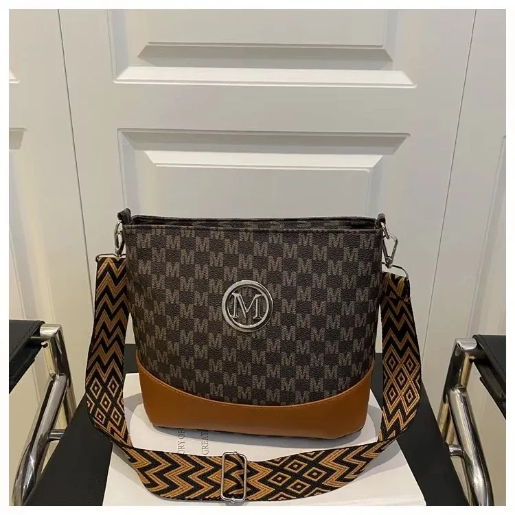 sac à bandoulière élégant pour femme avec badge « m », design multi-poches, bandoulière réglable, cadeau idéal pour les femmes