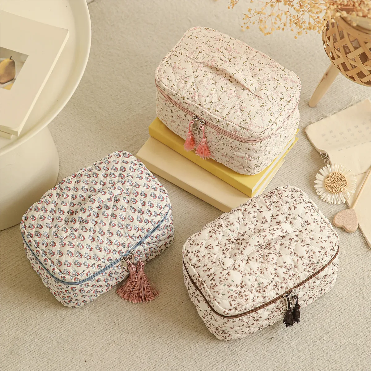 trousse de voyage matelassée florale pour femme avec fermeture éclair, grande capacité, pochette à crayons pour les voyages, le travail et le quotidien