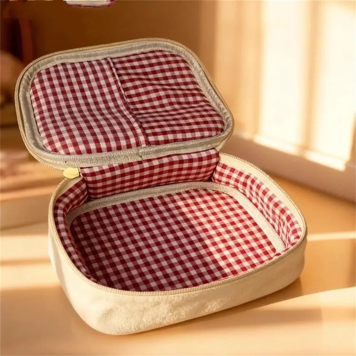 trousse de maquillage en peluche brodée motif fraise, sac de rangement multifonctionnel pour femme, sac à l'aspect esthétique.
