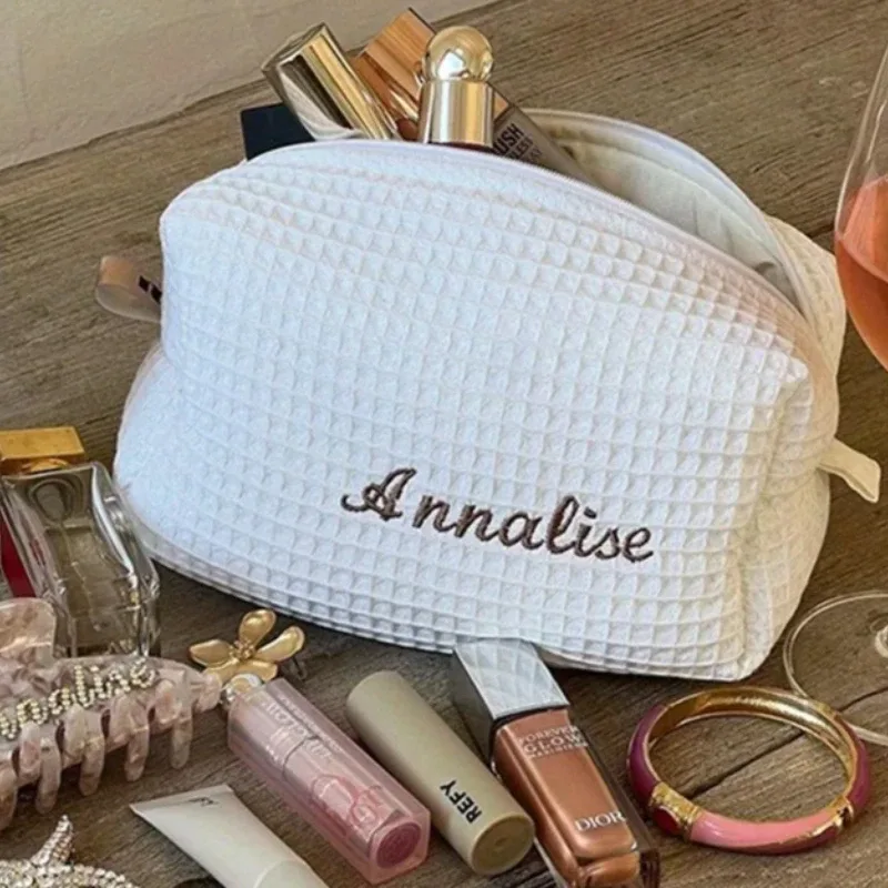 Trousse de maquillage personnalisée avec nom brodé, trousse de toilette de voyage, pochette cosmétique douce et durable pour femmes, cadeau parfait pour un mariage, usage quotidien