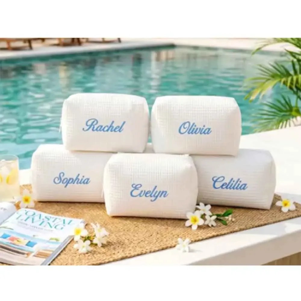 trousse de toilette personnalisée en tissu gaufré : pochette de toilette monogrammée | organisateur de voyage avec nom brodé | cadeau pour une future mariée