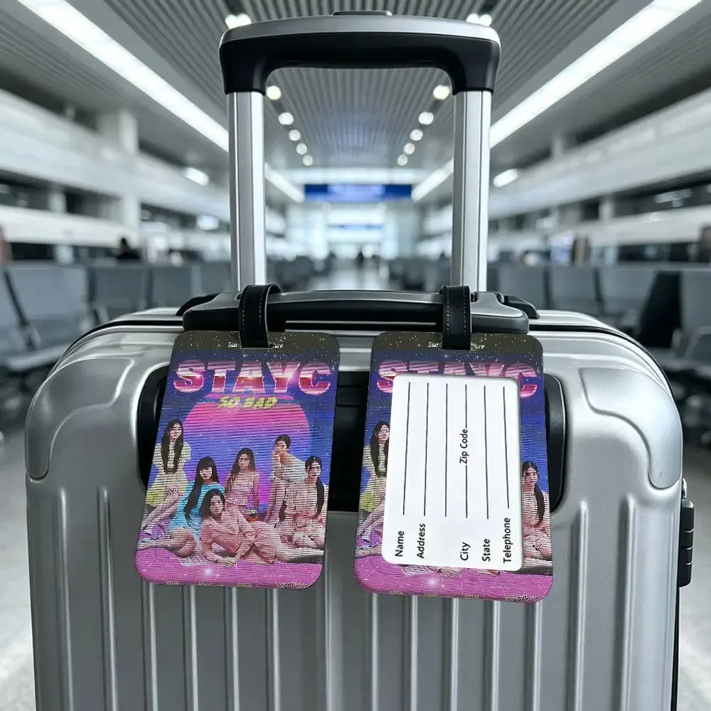 étiquette de bagage en pvc multi-scènes du groupe kpop s-stayc, design anti-perte avec carte d'information pour sac à dos et bagages de voyage.