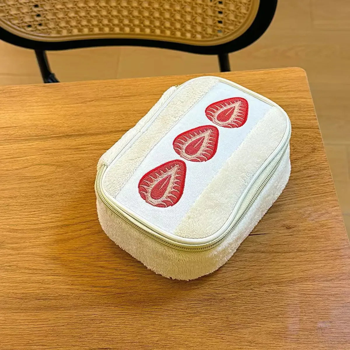 Pochette à maquillage en peluche style Ins avec broderie fraise, sac de rangement portable et léger, idéal pour un usage quotidien et les voyages en plein air