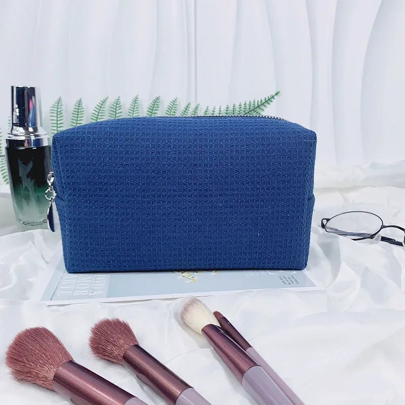 trousse de toilette personnalisée en tissu gaufré : pochette de toilette monogrammée | organisateur de voyage avec nom brodé | cadeau pour une future mariée
