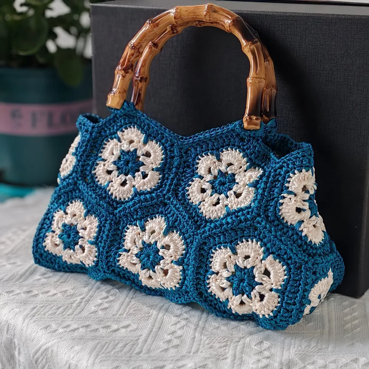 sac fourre-tout carré granny en crochet fait à la main avec poignée de style bambou, sac à bandoulière à motif de fleurs tissées vintage pour femmes
