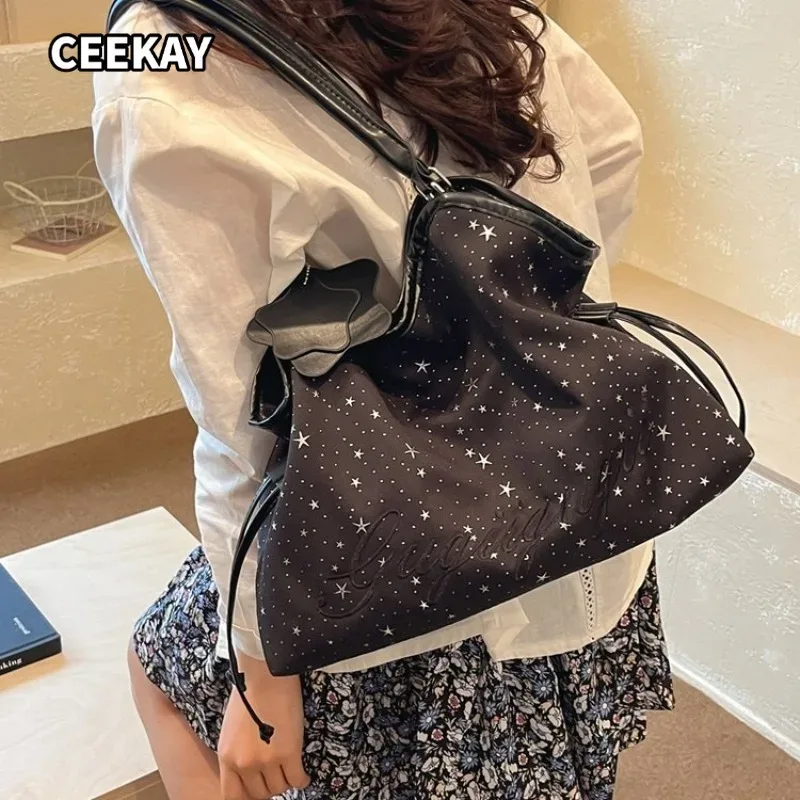 ceekay sac fourre-tout grande taille en pu imprimé étoiles argentées avec pendentif étoile, cordon de serrage latéral et poignée large, sac à bandoulière décontracté