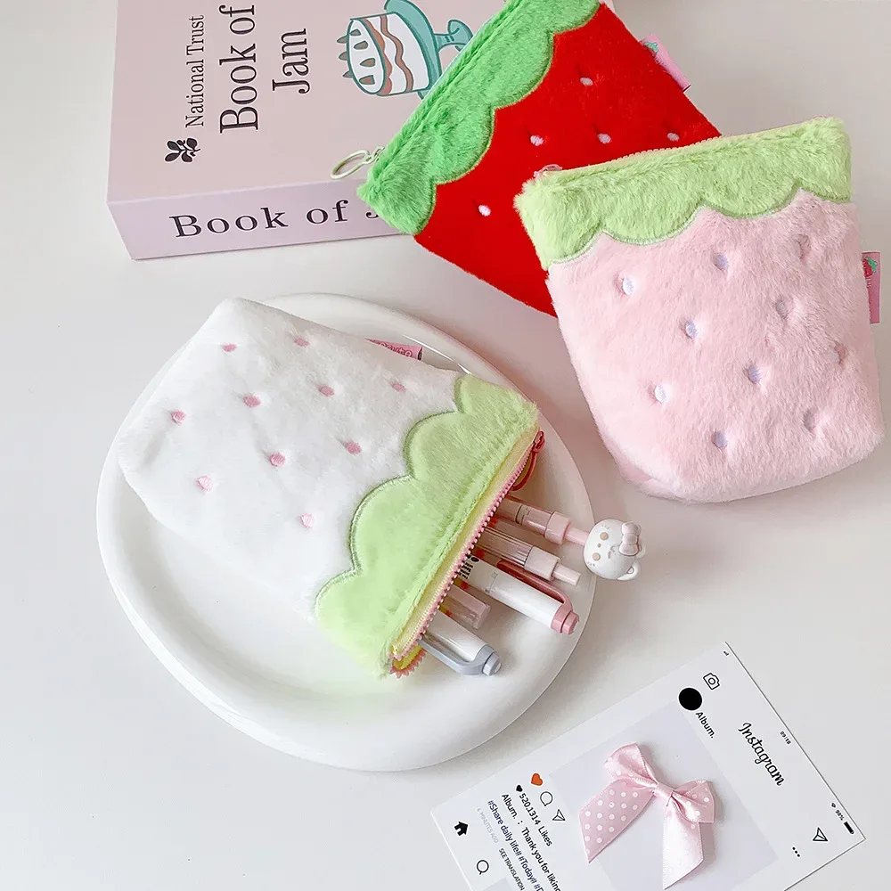 trousse de maquillage en peluche fraise portable, étui à rouge à lèvres et écouteurs, pochette de rangement pour étudiants, petite trousse cosmétique