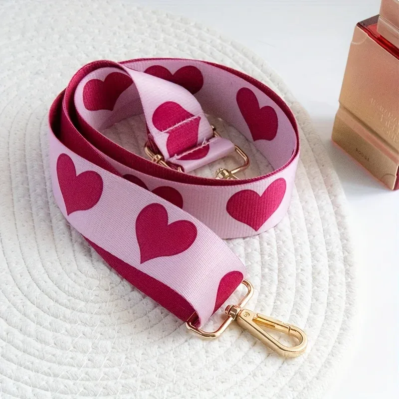 sangle de sac à dos à motif en forme de cœur rose. idéal pour accrocher des objets tels que des tasses de voyage, des appareils photo, des guitares, etc.