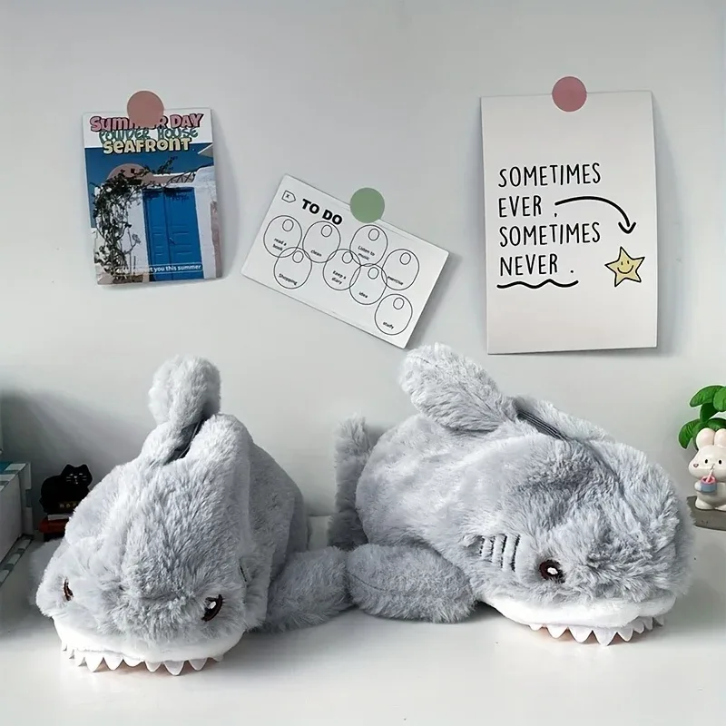 Chaussons Voyage Forme Requin Gris Clair Détails Blancs Pelucheux Doux Flanelle Organisateur Cube Sac Compression Pochette Rangement