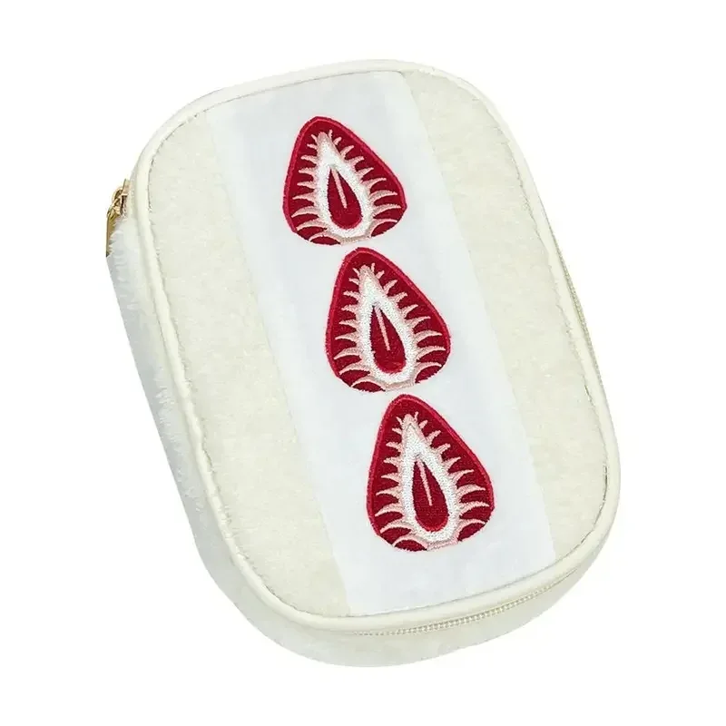 trousse à stylos portable en peluche, motif fraise, trousse de maquillage multifonction, étui à crayons brodé mignon pour l'école et le bureau