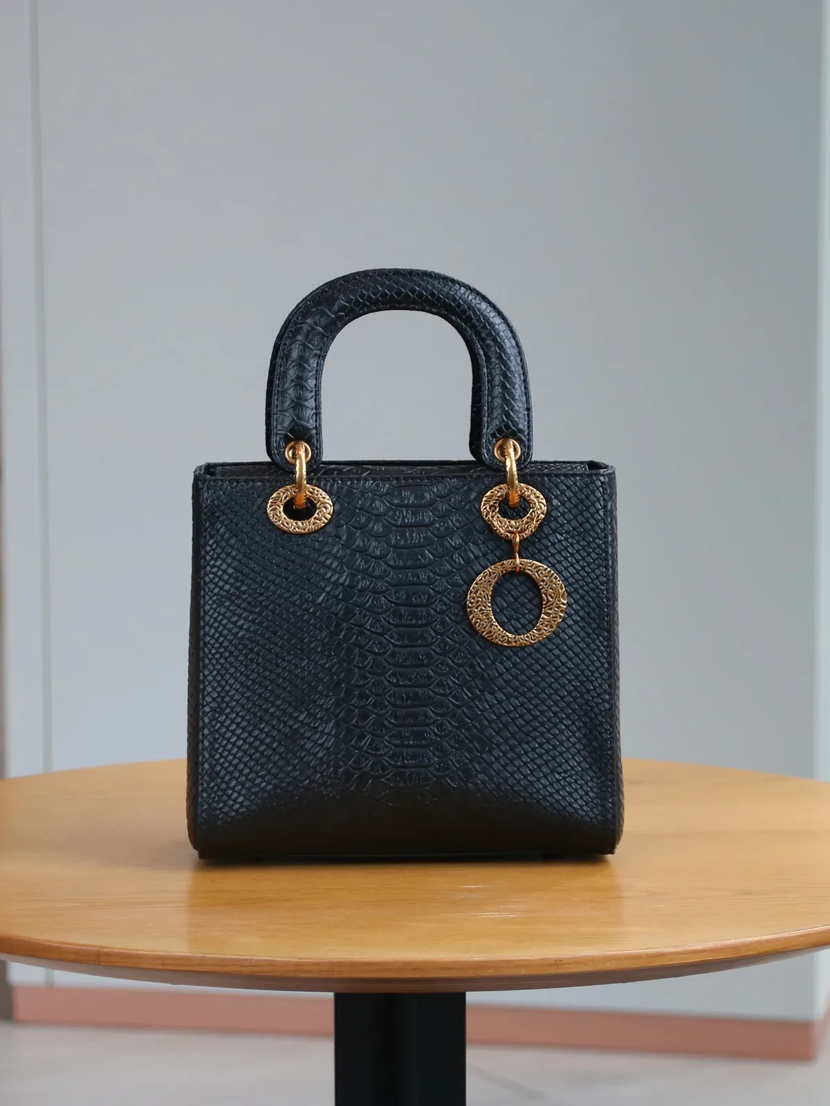 nouveau sac à main femme luxe 2026, motif serpent, design de niche, texture raffinée, petit sac exotique, sac à bandoulière polyvalent pour le quotidien
