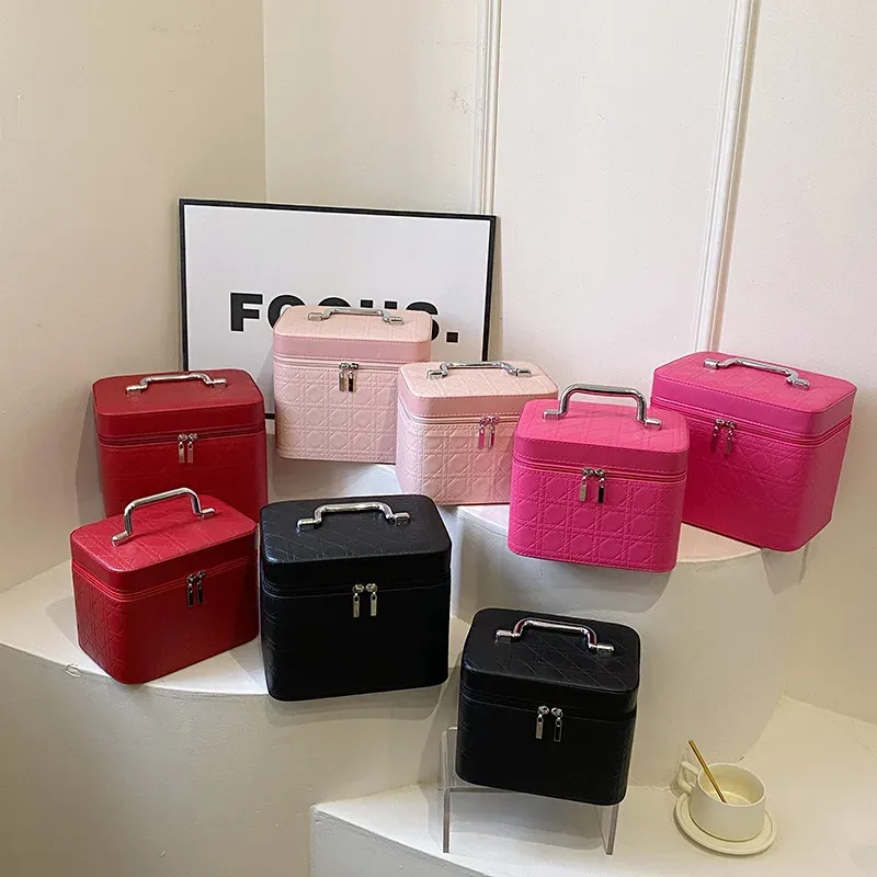 nouvelle trousse de maquillage grande capacité 2026 en couleur unie avec broderie, boîte de rangement cosmétique pour demoiselles d'honneur et usage domestique en matière pu