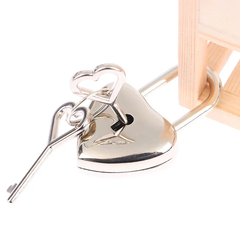 cadenas forme coeur métal rose voyage organisation sécurité clé durabilité accessoire protection collectible cadeau