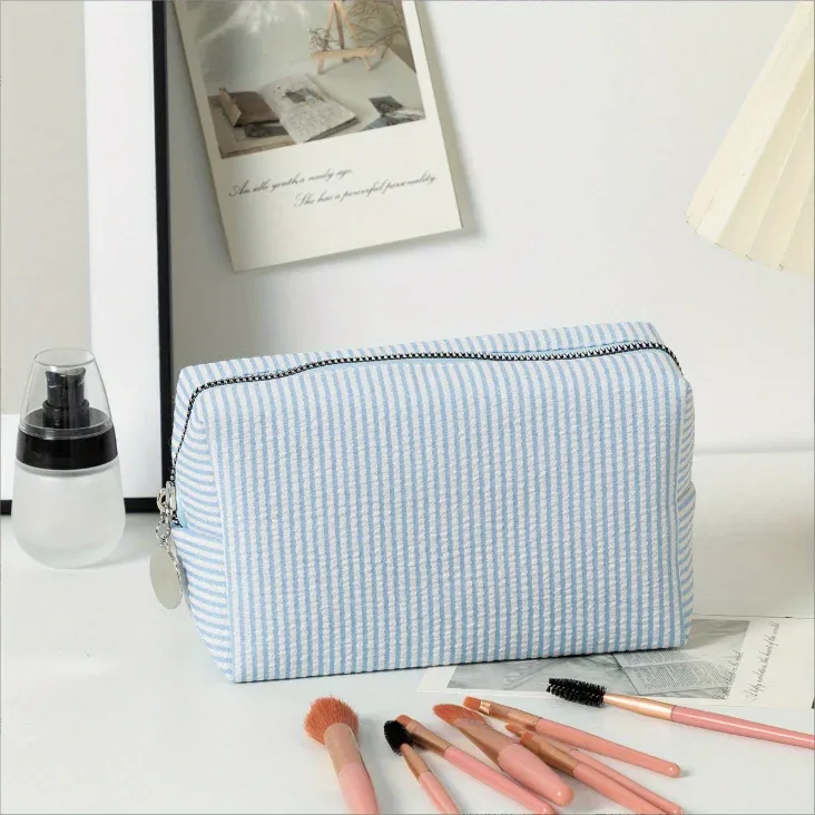 pochette cosmétique en seersucker brodée, sac de rangement et de toilette, pochette de toilette personnalisée à rayures monogramme, trousse de maquillage pour demoiselle d'honneur