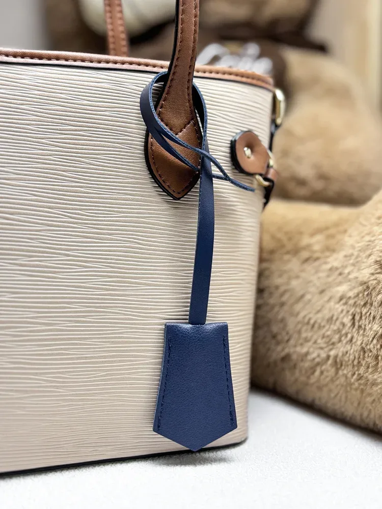 lettre personnalisable gratuite, nouveaux accessoires de sac en cuir pu, pendentif d'étiquette de bagage personnalisé multicolore, en stock pour garçons et filles