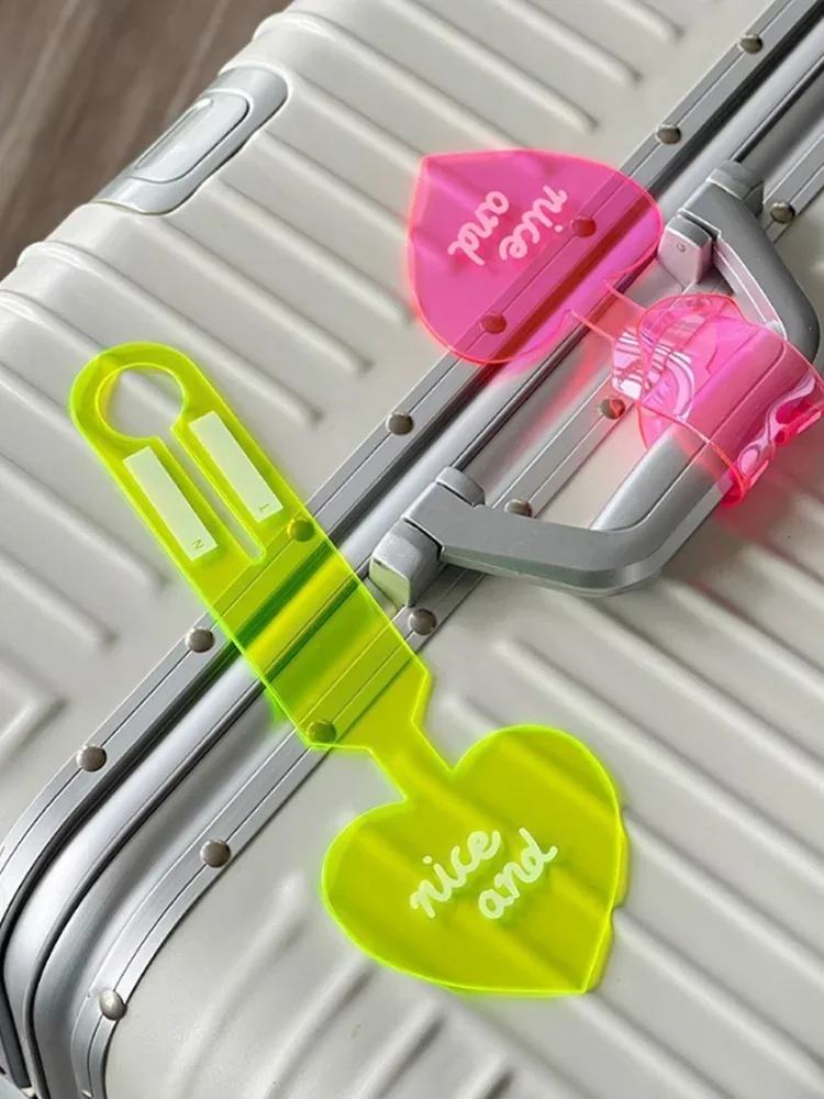 2 étiquettes de bagage en acrylique coloré en forme de cœur, couleur aléatoire - étiquette anti-perte pour voyage - pendentif d'identification pour valise