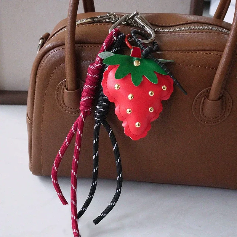 porte-clés pendentif en cuir pu tressé avec motif fraise et cerise, accessoire de sac à dos pour femme