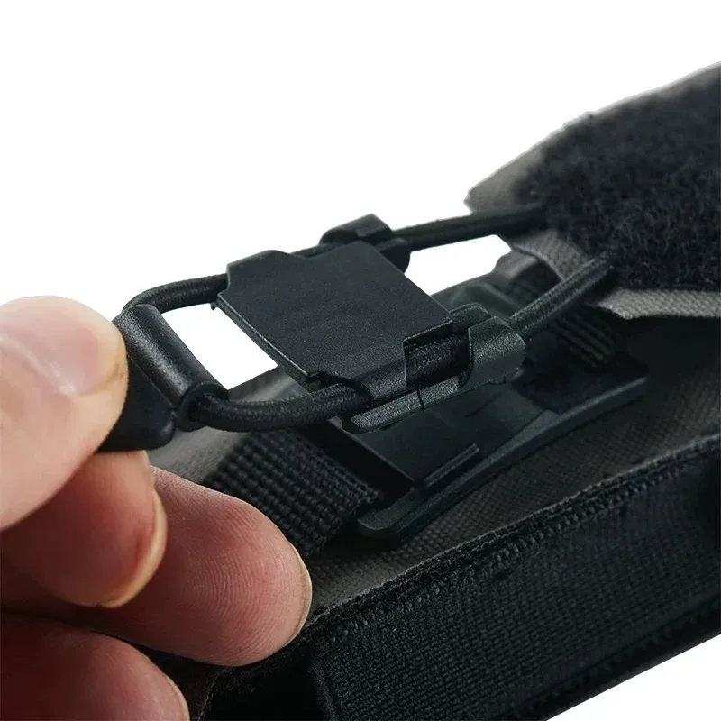 organisateur voyage nylon noir fermeture éclair bandes velcro poignées amovibles style techwear compresseur objet gadget fixation ceinture vêtement