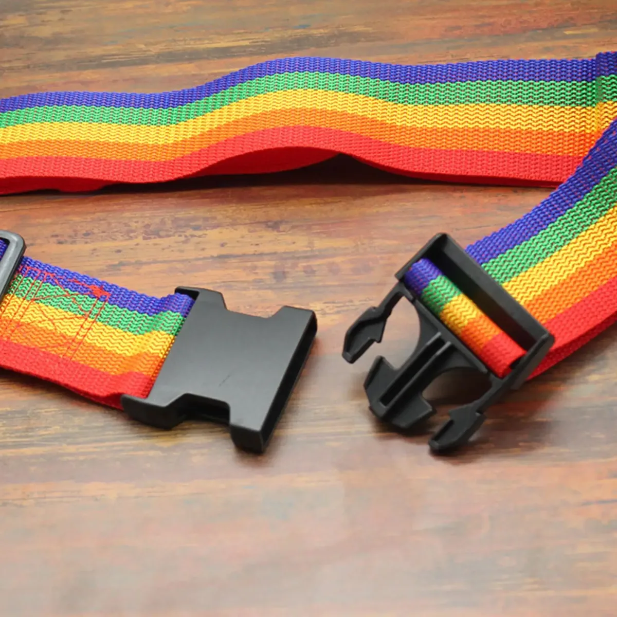ceinture bagage polyester arc ciel bandes couleur rouge orange jaune vert bleu violet boucle noire transport voyage