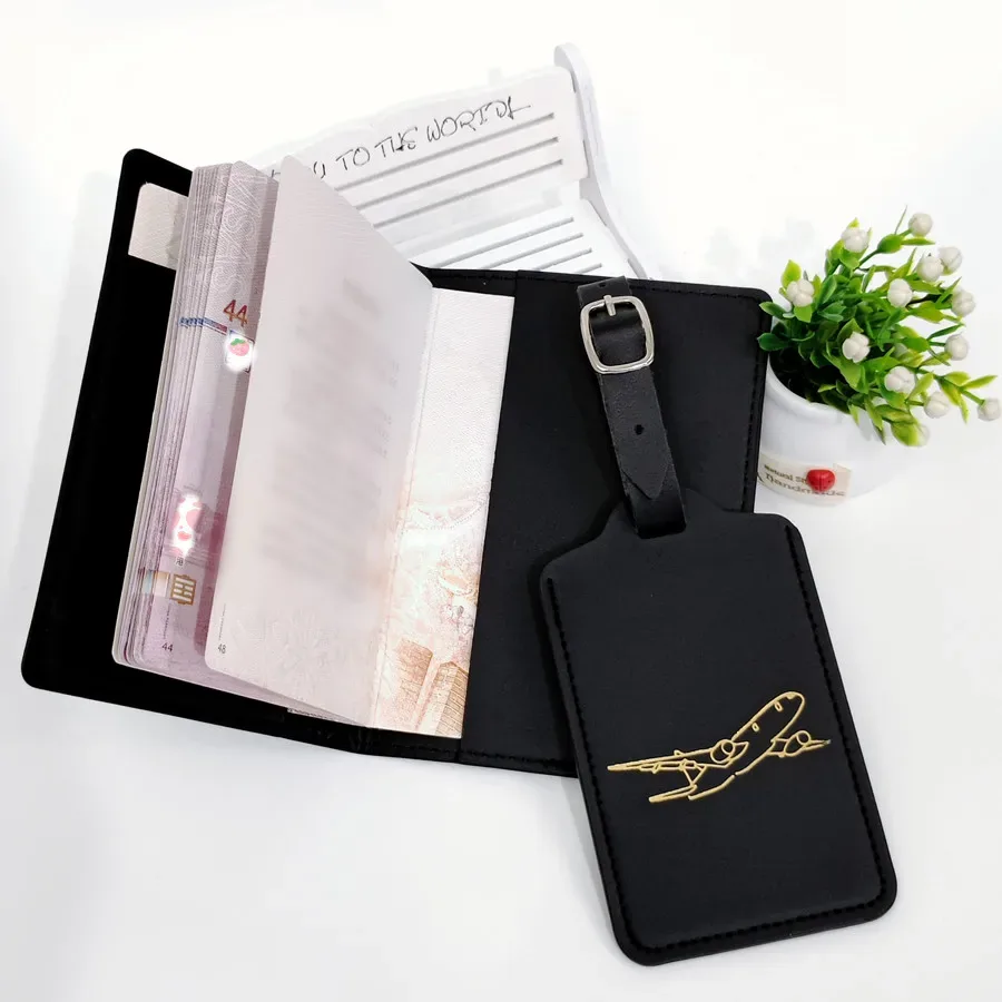pochette passeport cuir simili noir lettre dorée étiquette bagage avion dessin accessoires voyage set deux pièces finition brillante