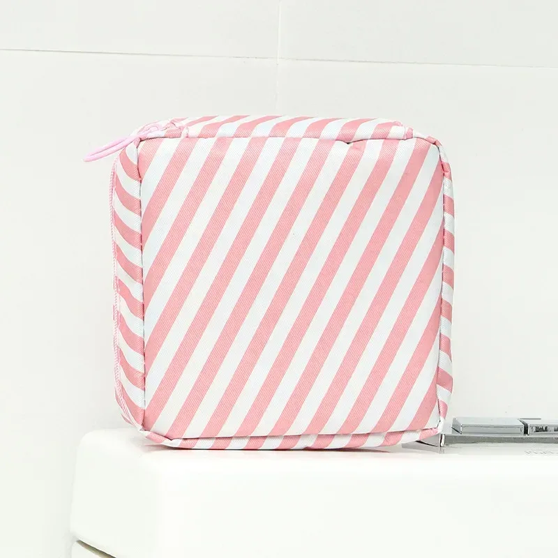 trousse toilette toile imprimés animaux couleur noir blanc bleu rose gris usage voyage cosmétiques maquillage
