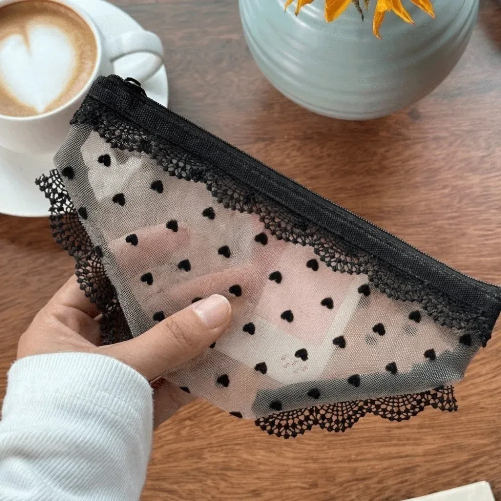 pochette de rangement cosmétique unique en forme de slip, en dentelle et maille, motif cœur, style y2k, transparente, pour maquillage et articles de toilette, idéale pour le voyage