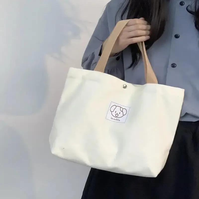 les sacs fourre-tout en toile et les sacs bandoulière en toile sont parfaits pour transporter des fournitures scolaires ou pour les voyages.
