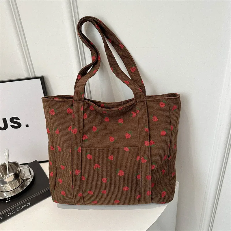 sac à main en velours côtelé pour femmes, sac de plage aux fraises, sac à bandoulière polyvalent à la mode, grande capacité, fourre-tout simple pour les déplacements