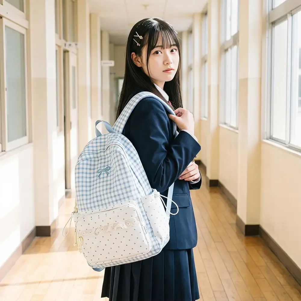 sac à dos tendance à pois, motif écossais et nœud, design durable, idéal pour les étudiants et les voyages.
