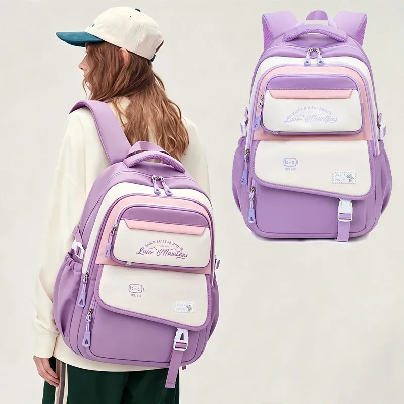 la fille utilise un sac à dos. sac à dos d'étudiant. sac à dos pour collégien. un sac à dos de voyage léger et classique adapté aux jeunes