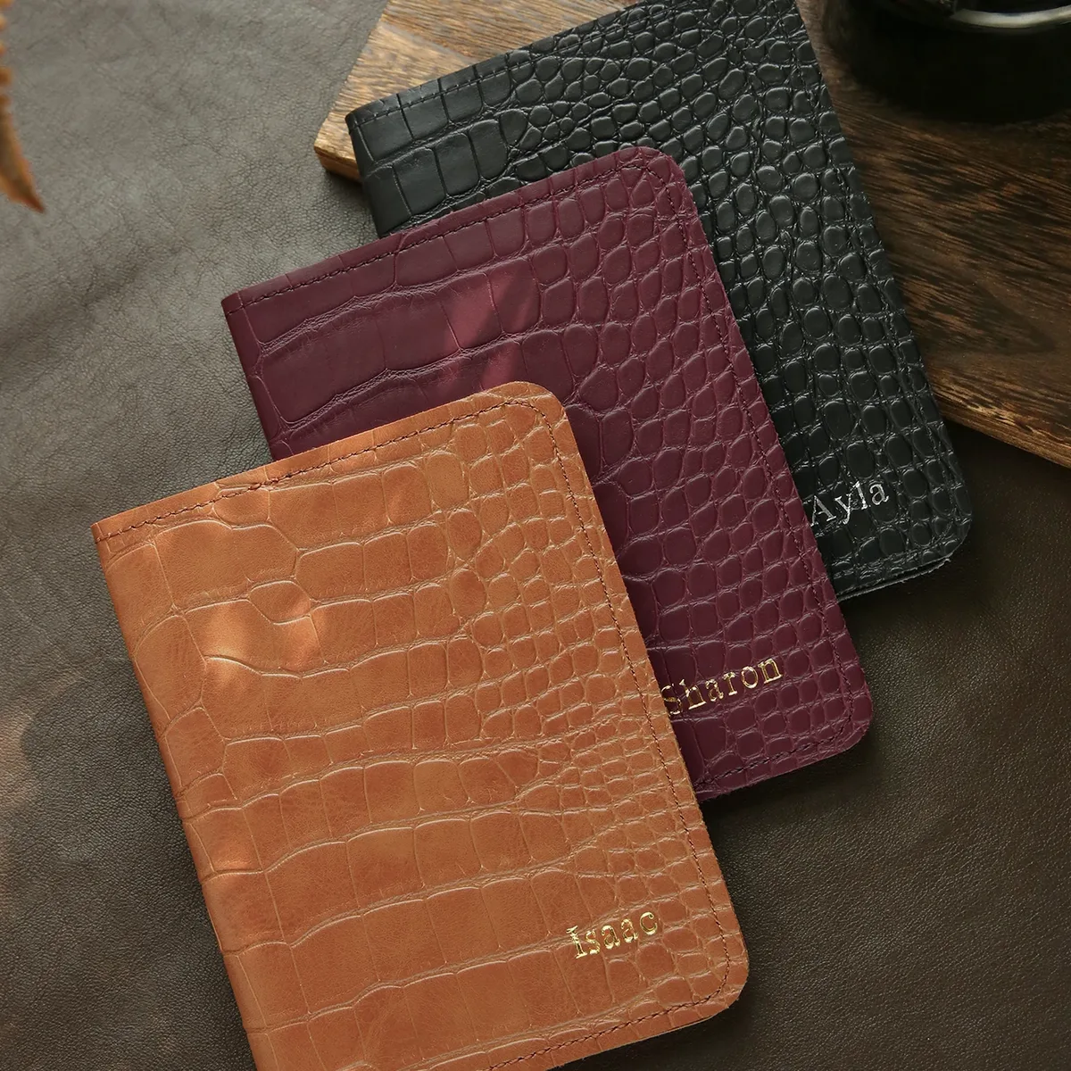 housse de passeport en cuir pu texturé crocodile de luxe avec nom personnalisé en feuille d'or, organiseur de documents de voyage multi-emplacements, cadeau souvenir